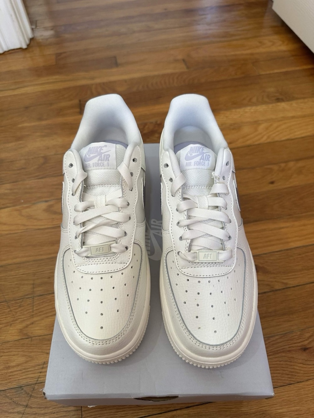 *Slightly Used* Nike Air Force Women White Purple (DV7470-100) Size 8W - Picture 4 of 11
